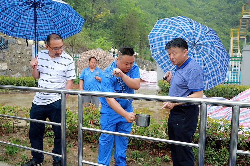 熊良虎在镇安污水处置惩罚厂调研时指出：以守护人民群众喝上清洁的水、定心的水为起点，，，，，助力打好碧水守卫战