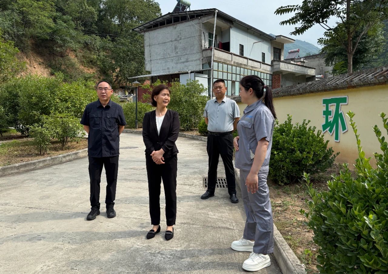 省总工会赴海洋之神集团水情形公司项目一线开展“夏送清凉”慰问活动